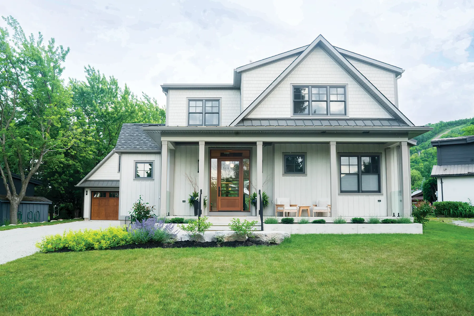 A minimal approach to landscaping let the naturally spectacular surroundings of the Blue Mountains set the scene.