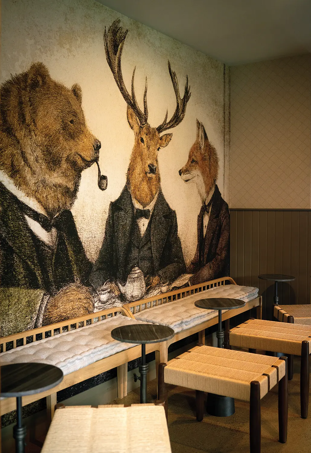 A touch of woodland whimsy adorns a small lounge between dining rooms.